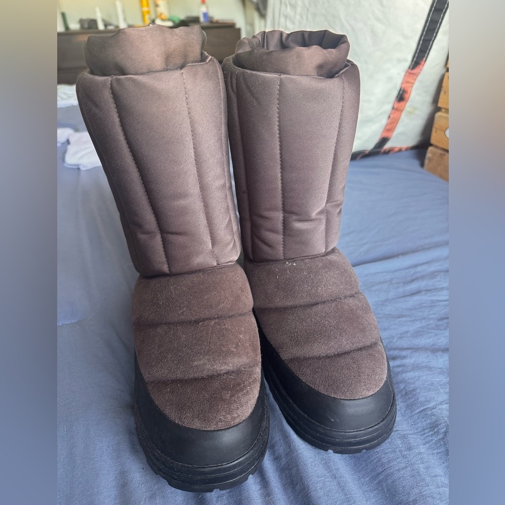Size 8 UGG boots. Worn once. Brand new.